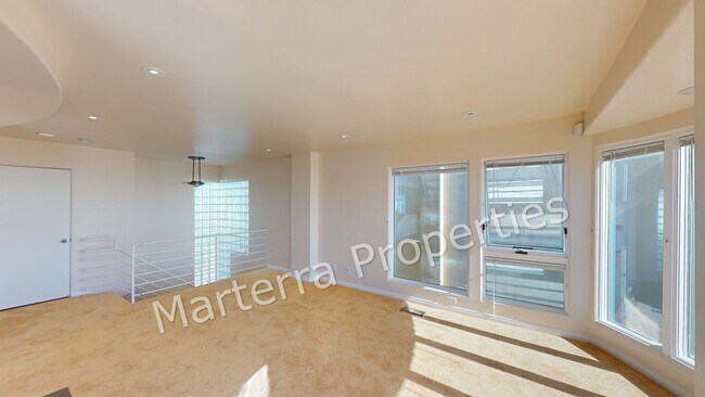 Building Photo - Spacious 2 Bed/2.5 Bath Oceanfront Home in Manhattan Beach