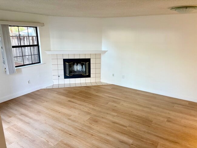 Building Photo - 600 Chandon Ct