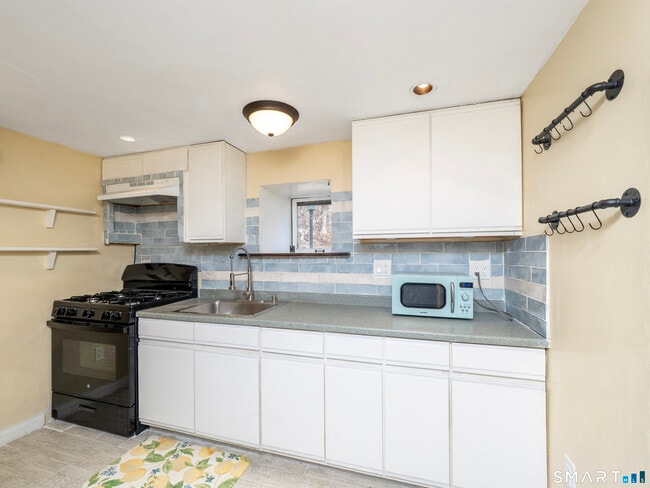 Building Photo - 128 Perry Ave