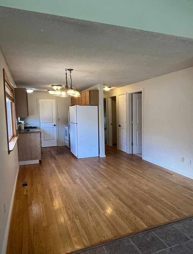 Foto del edificio - PRELEASING: Updated 3 bed/1 bath Rambler in Roosevelt Neighborhood!