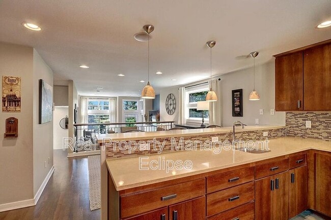 Foto del edificio - 7745 Sand Point Way NE