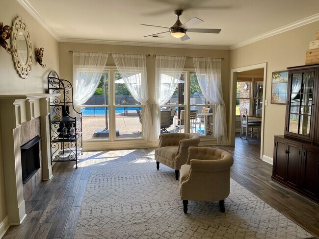 Foto del edificio - Gorgeous Home with Pool Available Soon LAK...