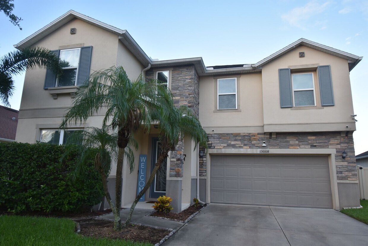 Foto principal - 4 Bed/3.5 Bath, Pool and Waterfront home, ...