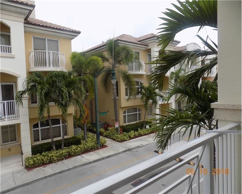 Foto principal - 18419 NE 27th Ct
