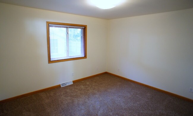Building Photo - 3342 Rosewood Dr