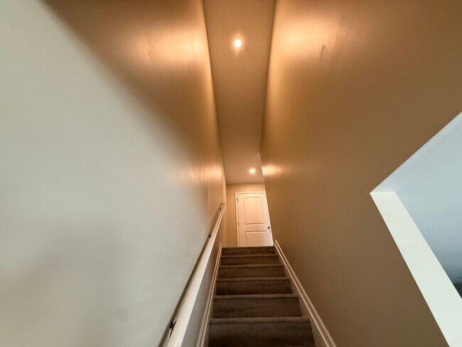 Building Photo - Beautiful townhome