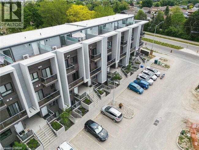 Photo du bâtiment - 1430 Highland Rd W