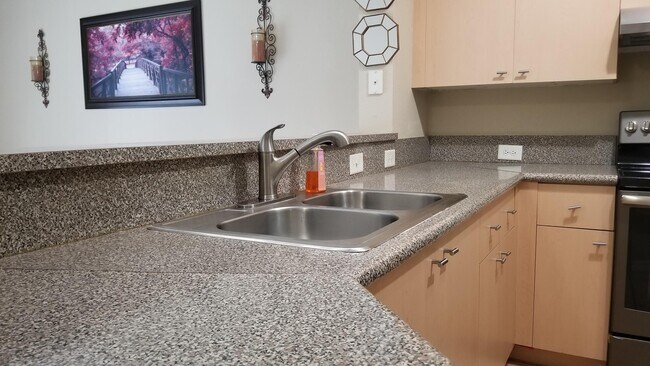 Foto del edificio - 250 Crestwood Cir