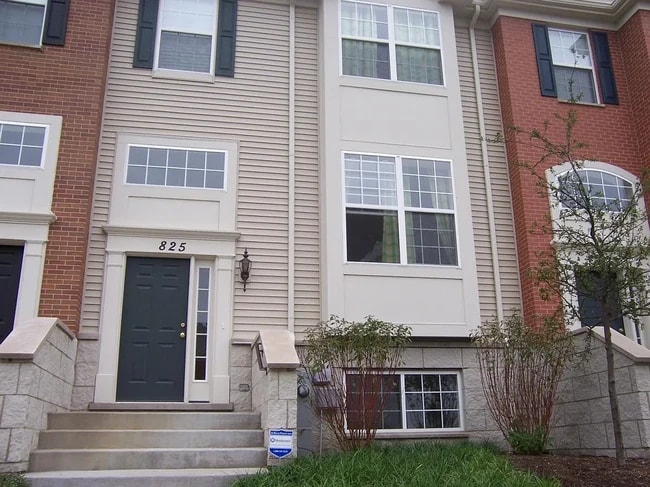 Building Photo - 825 Lewisburg Ln