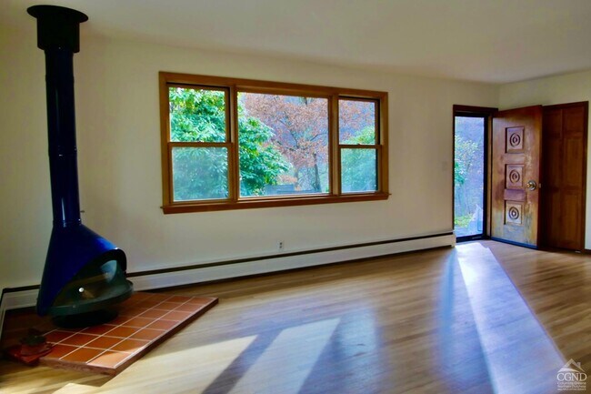 Foto del edificio - 623 McGhee Hill Rd