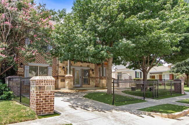 Building Photo - 3138 Rogers Ave