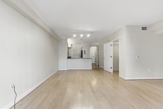 Building Photo - Lovely Studio Condo Unit in Penn Quarter!