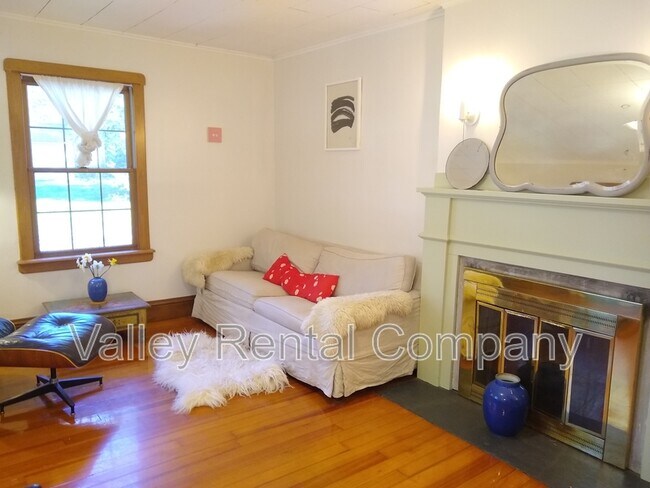 Foto del edificio - 323 Pelham Rd