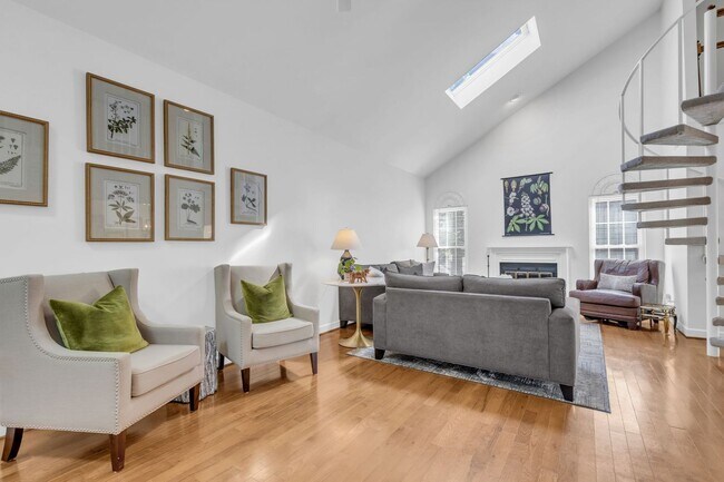 Building Photo - Updated 2 Bedroom Townhome w/ Easy Access ...