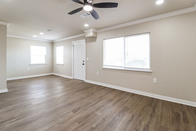 Building Photo - 1812 Sanford Dr