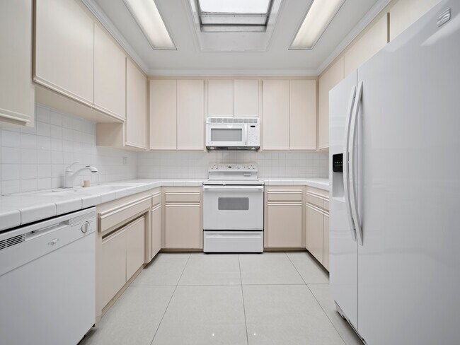 Foto del edificio - 837 N West Knoll Dr