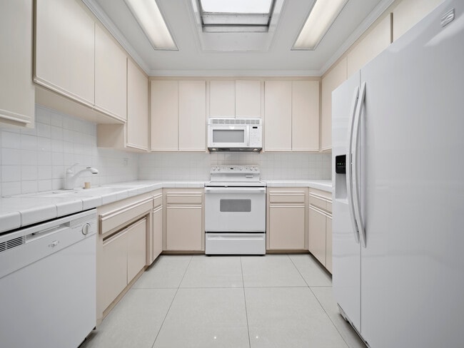 Building Photo - 837 N West Knoll Dr