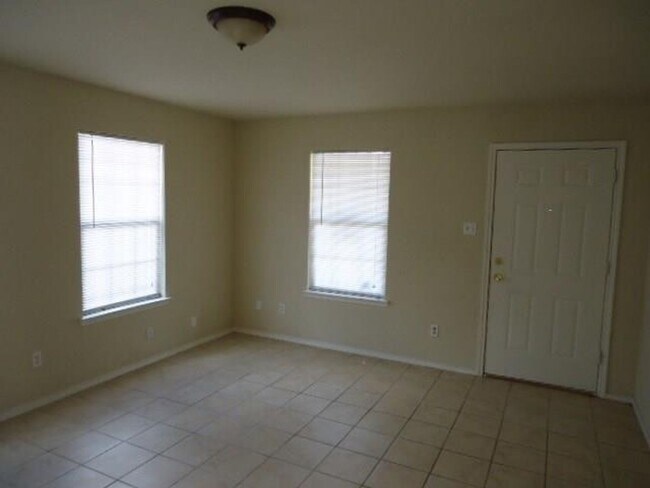Building Photo - Adorable 3 bedroom home in Dallas!