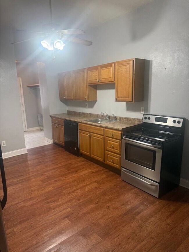 Foto del edificio - Recently Updated 2 Bedroom Unit In The Southside.  Available Immediately.