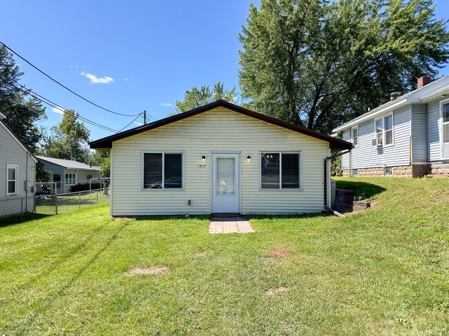 Building Photo - 1317 La Crescent St