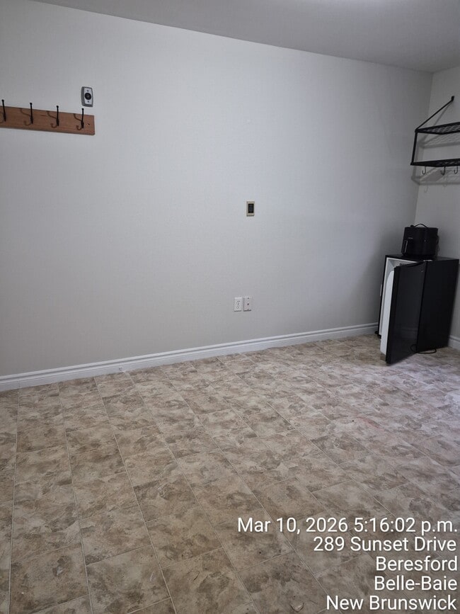 Building Photo - 289 Sunset Dr