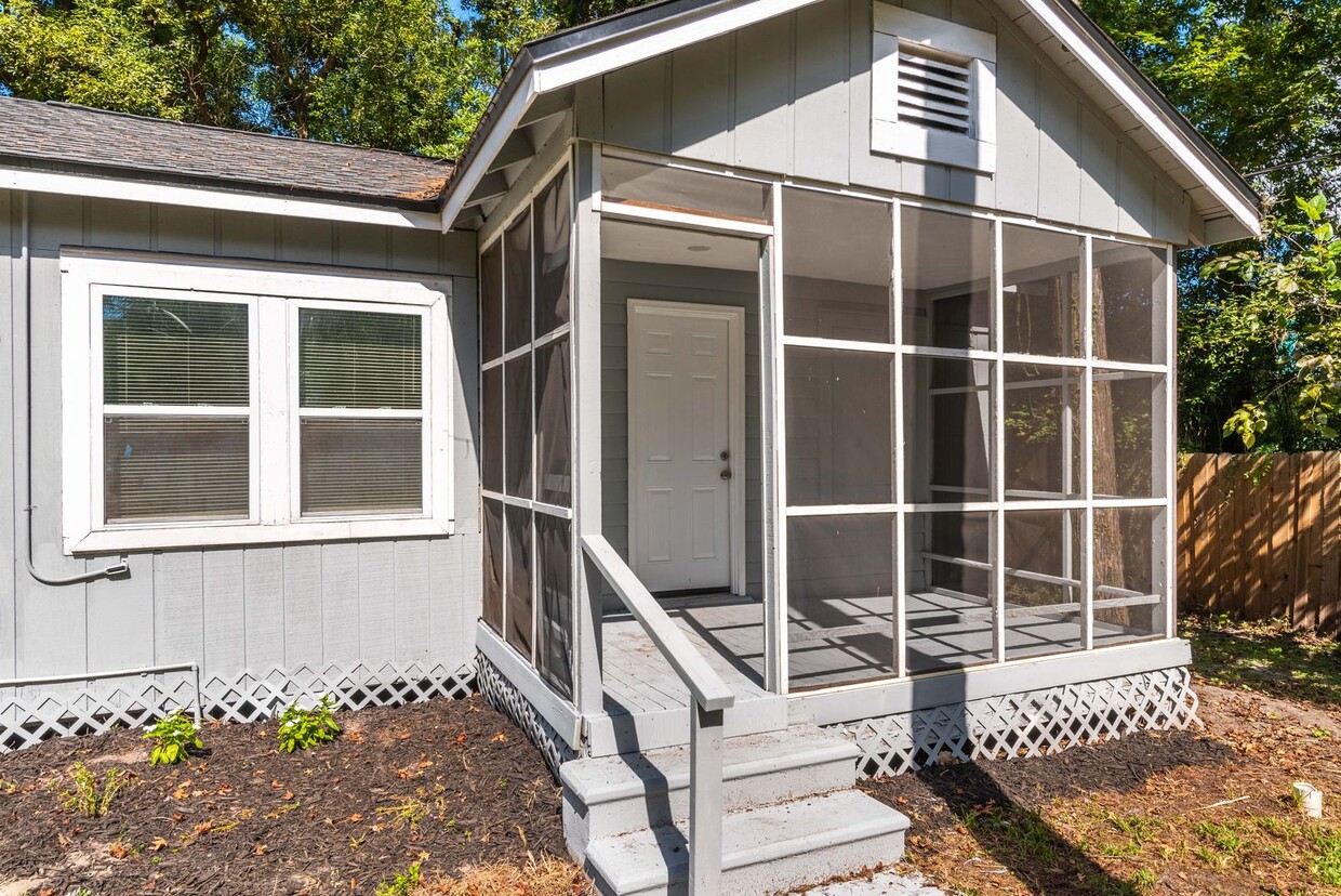 **Move in ready 3/2 Single Family home 32208 - **Move in ready 3/2 Single Family home 32208