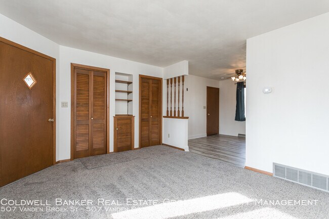 Building Photo - 507 Vandenbroek St