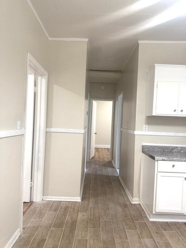 Building Photo - 2158 N Hamlin Ave