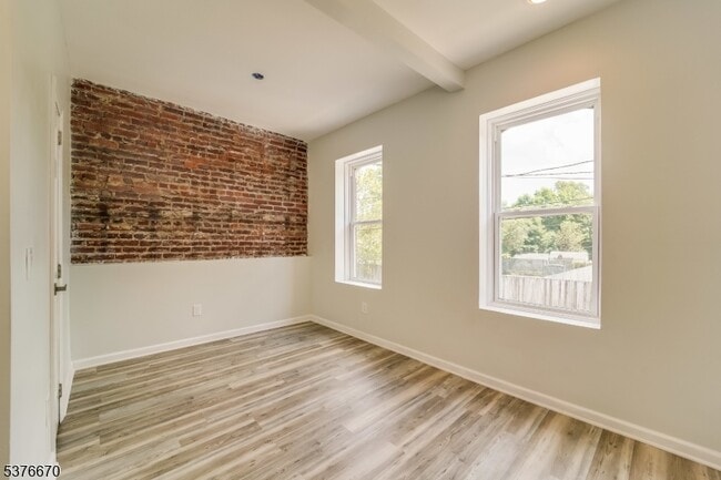 Building Photo - 38 Willowdale Ave