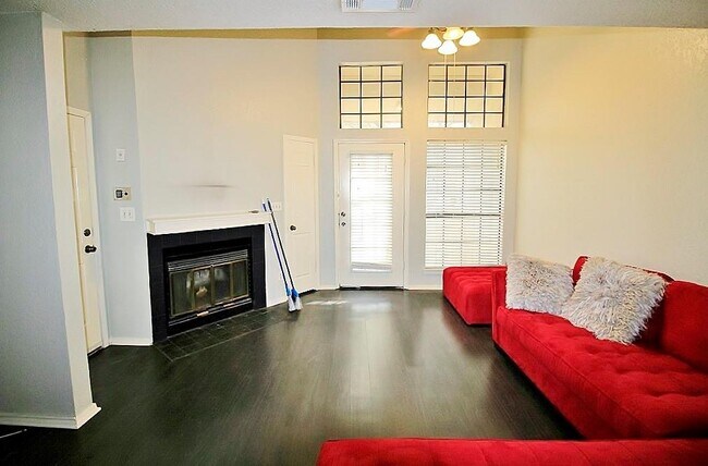 Foto del edificio - 5590 Spring Valley Rd