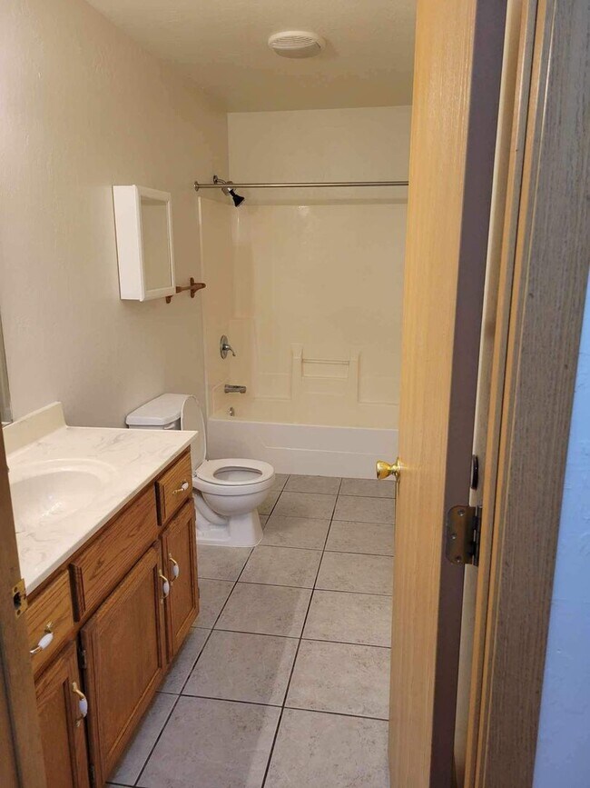 Foto del edificio - 2 BEDROOM 2 BATHROOM DUPLEX WITH GARAGE