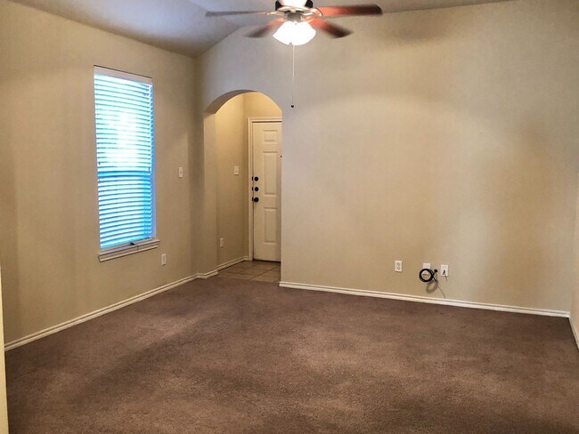 Building Photo - 3 Bedroom, 2 Bath Duplex Located in Grand ...
