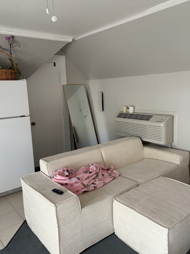 Building Photo - 169 E Center St