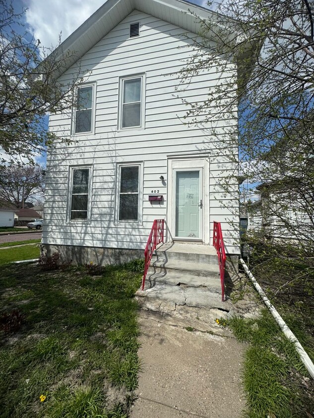 Primary Photo - 3 bed 1.5 bath house in Davenport availabl...