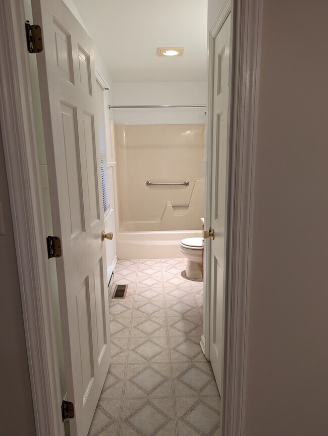 living to bathroom - 5306 Woodbine Rd