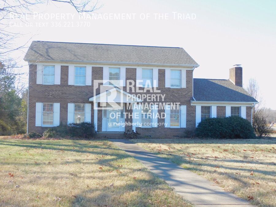 Primary Photo - *Move In Special* Huge 4BR/3BA Brick Home ...