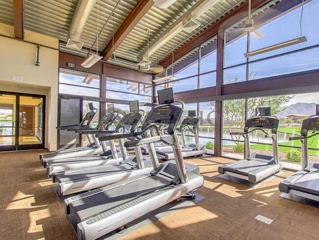 Building Photo - 2464 E Hazeltine Way