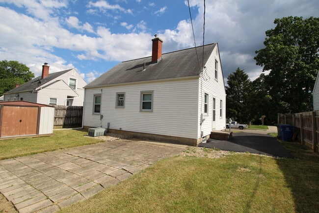 Building Photo - 882 E Longview Ave
