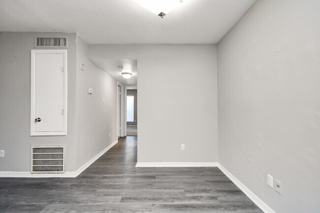 Foto del edificio - 7700 W Airport Blvd