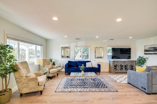 Building Photo - 4615 Armour Dr