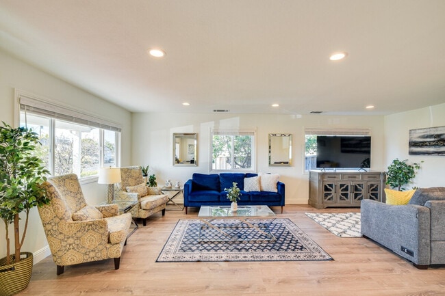 Building Photo - 4615 Armour Dr