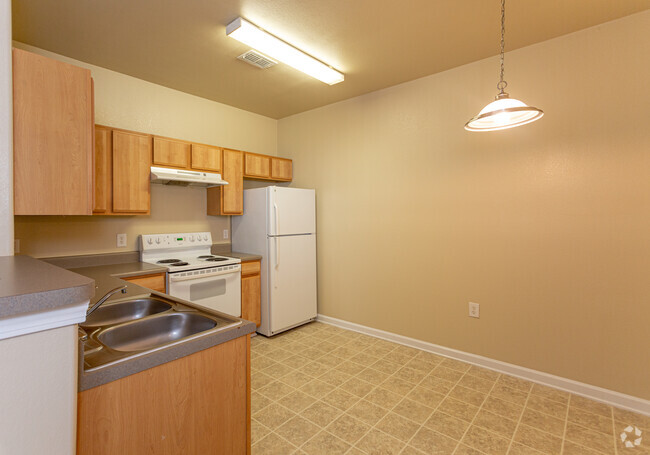 1BR, 1BA - 760 SF - Maple Village Apartments