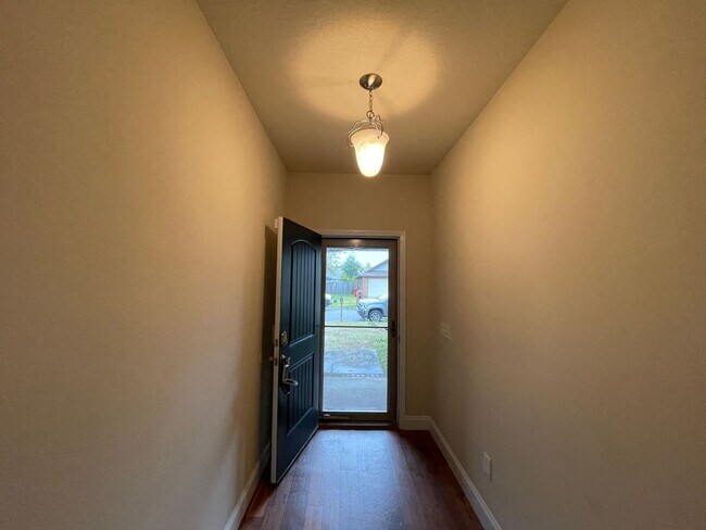 Building Photo - Great 3 Bedroom