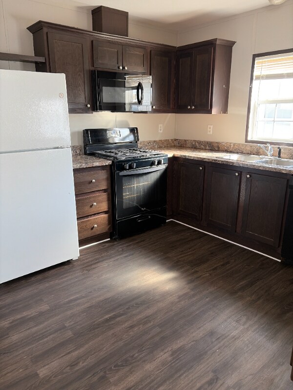 Foto del edificio - 214 Lakeshore Cir