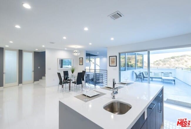 Building Photo - 3624 Avenida Del Sol