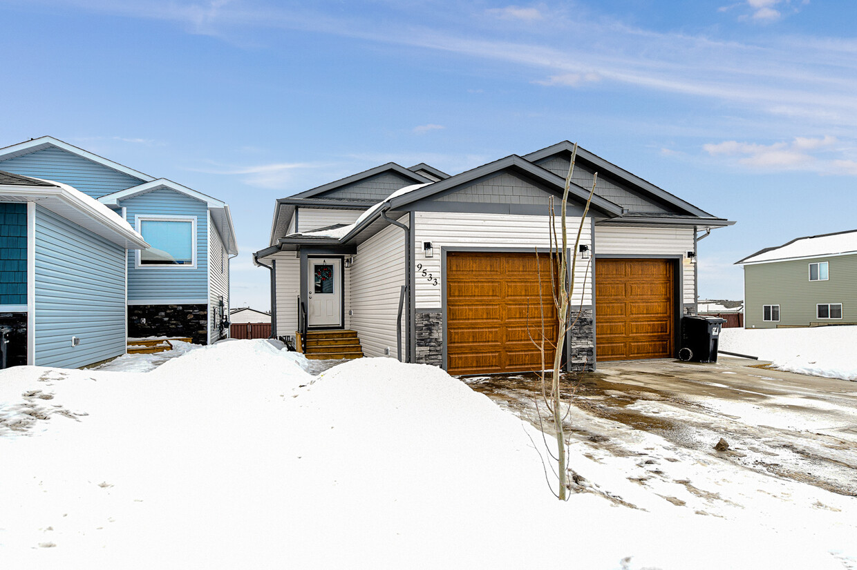 Primary Photo - 9533 113 Ave