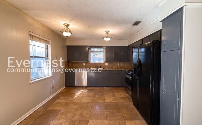 Foto del edificio - 3 Bed, 2 Bath Home with Fenced Yard & Garage / Pet-Friendly / Available Now!