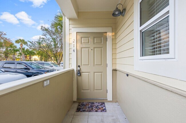 Building Photo - Close to the Beach!  2BR/2BA condo right o...