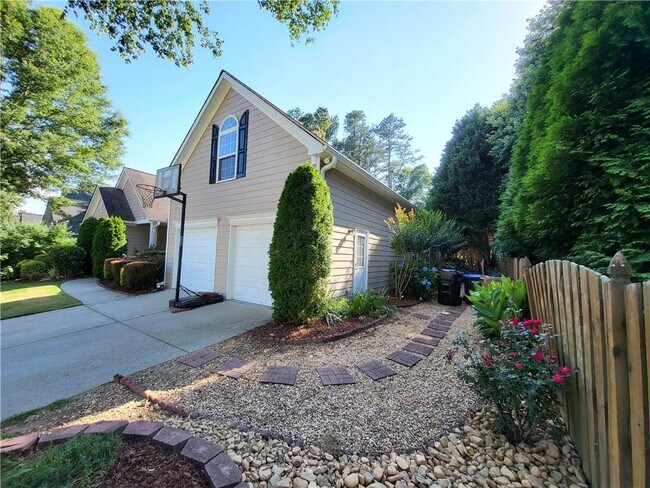 Building Photo - 2435 Huddlestone Way
