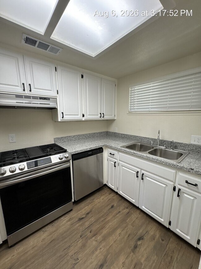Foto del edificio - 800 Monarch Cir